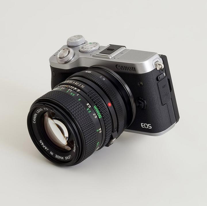 Produktbild Urth Lens Mount Adapter: Compatible with Canon FD Lens to Canon EF M Camera Body