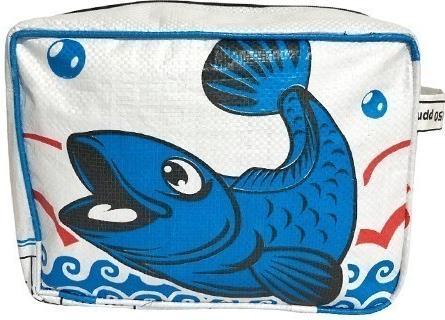 Bekos Upcycling - Kosmetiktasche aus recycelten Fischfuttersäcke blauer Fisch