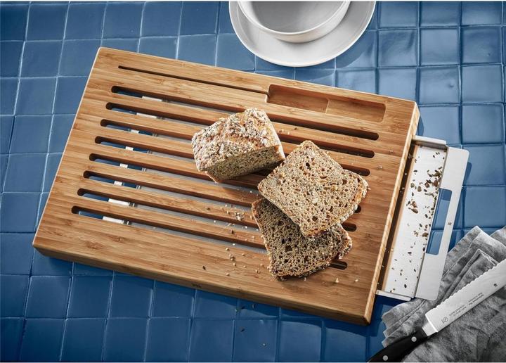 Produktbild WMF Brotschneidebrett mit Krümelfang Bambus in Gitterform und klingenschonend