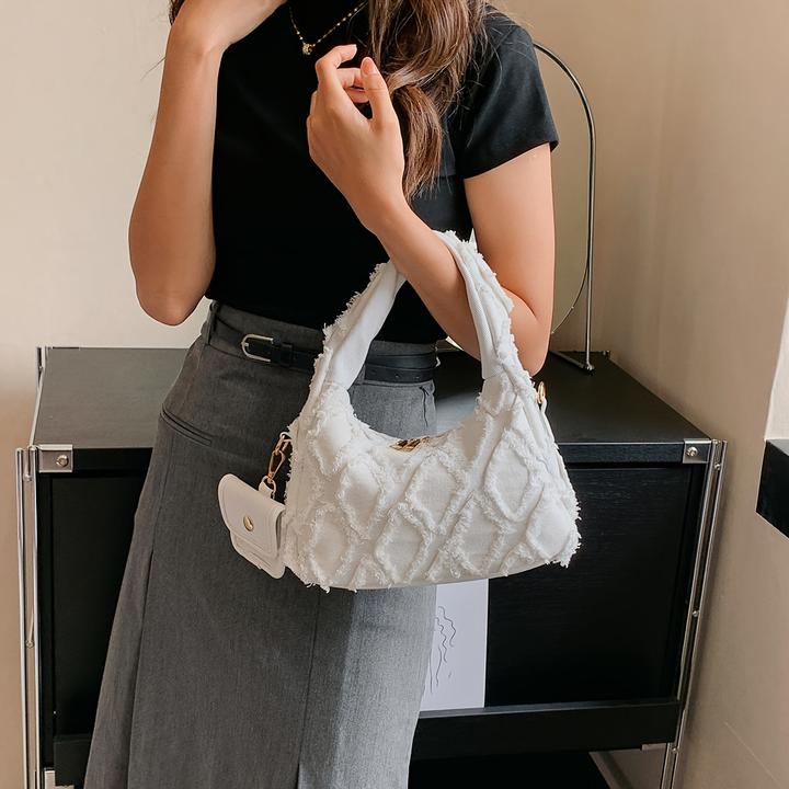 Actual product image Only-Bags.Store Umhängetasche aus Denim mit Rautenmuster und Fransendetail - Stylische Halbmond-Achselhöhlentasche