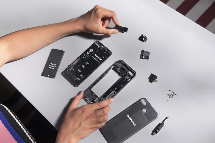 Image du produit Fairphone 3 (64 Go, Dark Translucent, 5.65", Double SIM, 12 Mpx, 4G)