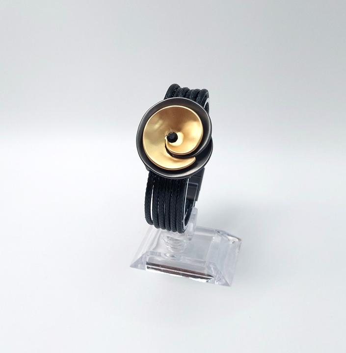 Immagine prodotto Signé Bracciale Signè nero con chiusura magnetica e fiore placcato oro n. 4 (Metallo, Ottone, Cuoio, Senza piombo, Senza cadmio, Senza nichel)