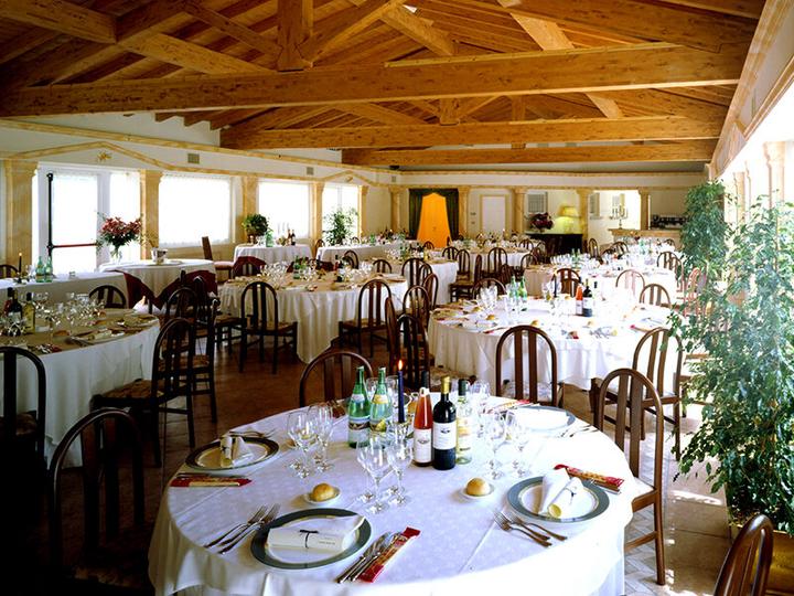 Immagine prodotto Smartbox San Valentino: 2 giorni in un hotel 3* o 4* con cena e spa per 2 innamorati (2 pers.)