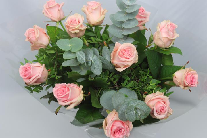 Bouquet Roses rose avec Eucalypthus