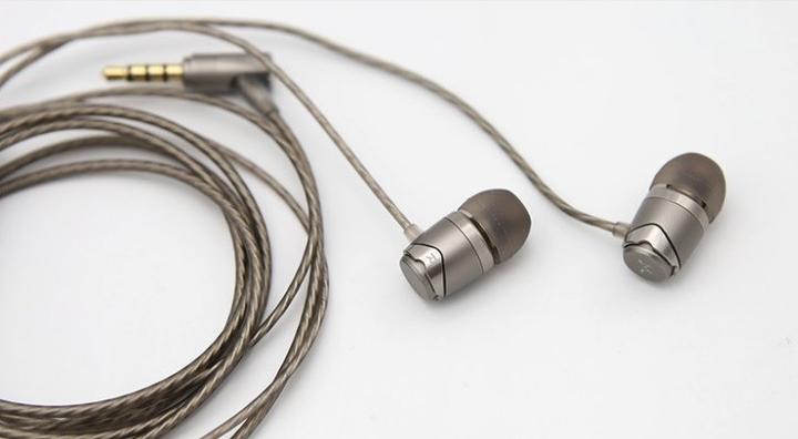 Produktbild SoundMagic E11C stalowy - słuchawki przewodowe (keine Geräuschunterdrückung, Kabelgebunden)