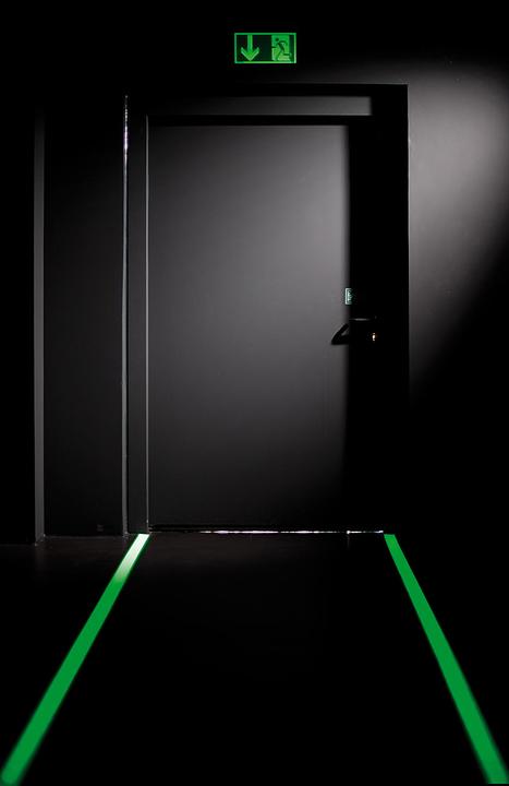Produktbild Infactory Phosphoreszierendes Anti-Rutsch-Klebeband Glow-in-the-dark (50 mm)