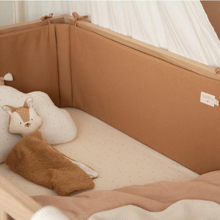 Produktbild Nobodinoz Nest Cot Bumper Bettnestchen Honeycomb Caramel