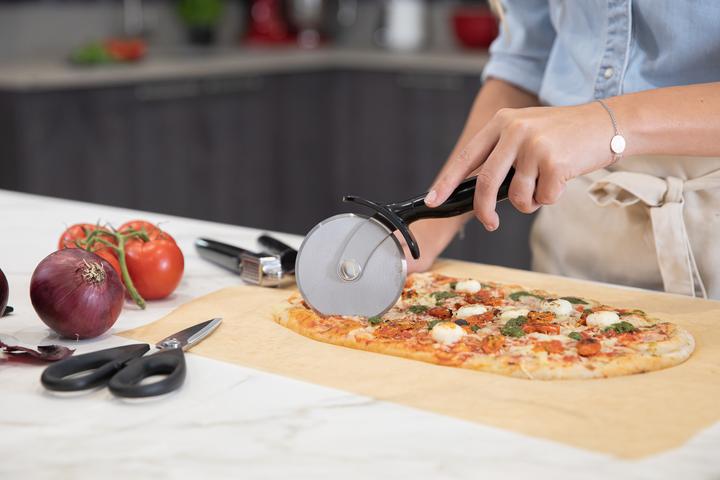 Produktbild KitchenAid Pizza Wheel, Stainless Steel Pizza Cutter and Slicer – Onyx Black