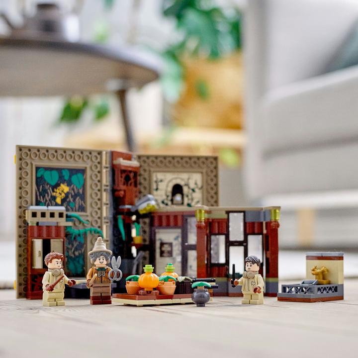 Actual product image LEGO Hogwarts Moment: Herbology Lesson (76384, LEGO Harry Potter)