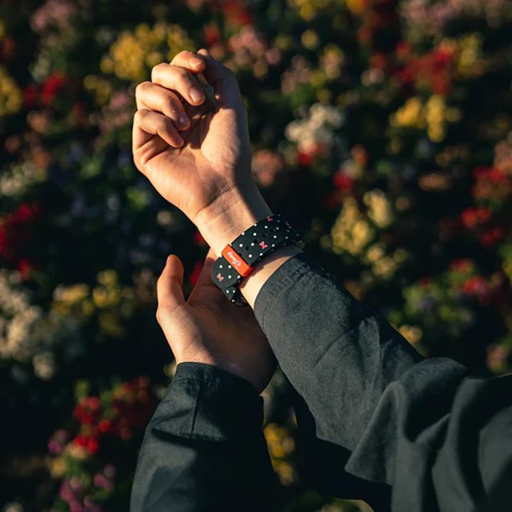 Image du produit Moby Fox Disney Minnie Mouse - Étape pour l'Apple Watch (Polka Noir) (Silicone)