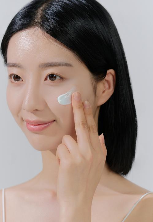 Actual product image Skin1004 Madagascar Centella Hyalu-Cica Water-Fit Sun Serum (SPF 50+, 50 ml, 50 g)