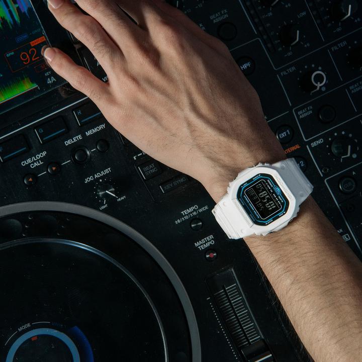 Produktbild Casio G-Shock - DW-B5600SF-7ER (Digitaluhr, 43 mm)