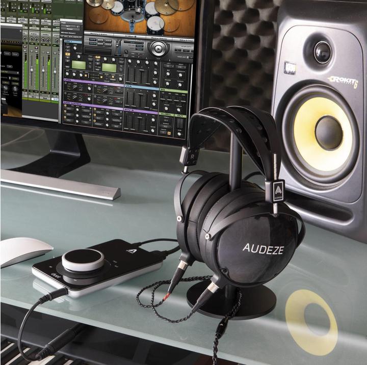 Actual product image Audeze LCD-2 Classic Closed (NC, Cable)