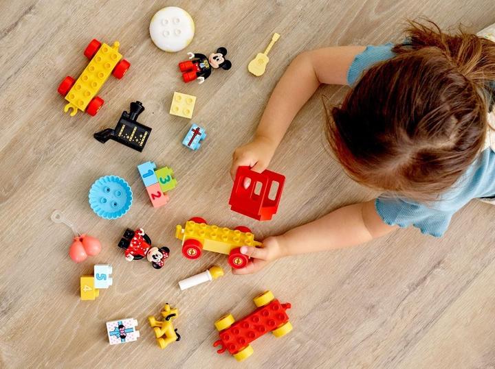 Produktbild LEGO Mickys und Minnies Geburtstagszug (10941)