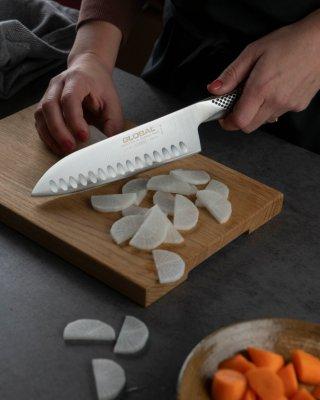 Produktbild Global G-80 Santokumesser mit Kullen (18 cm)