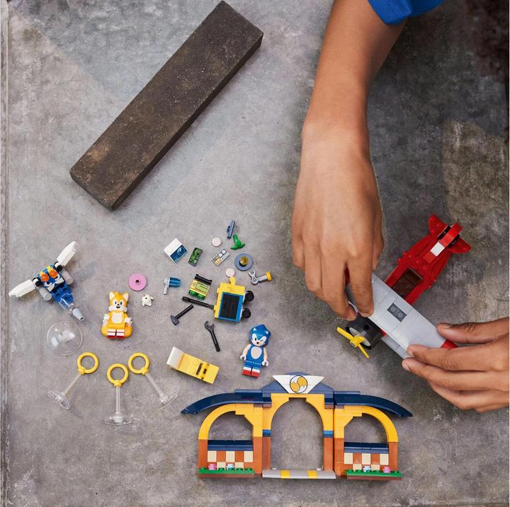 Actual product image LEGO Tails' tornado plane with workshop (76991, LEGO Sonic)