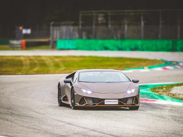 Produktbild Smartbox Fahrerlebnis 1 Runde in einem Lamborghini Huracan EVO auf dem Hockenheimring (1 Pers.)