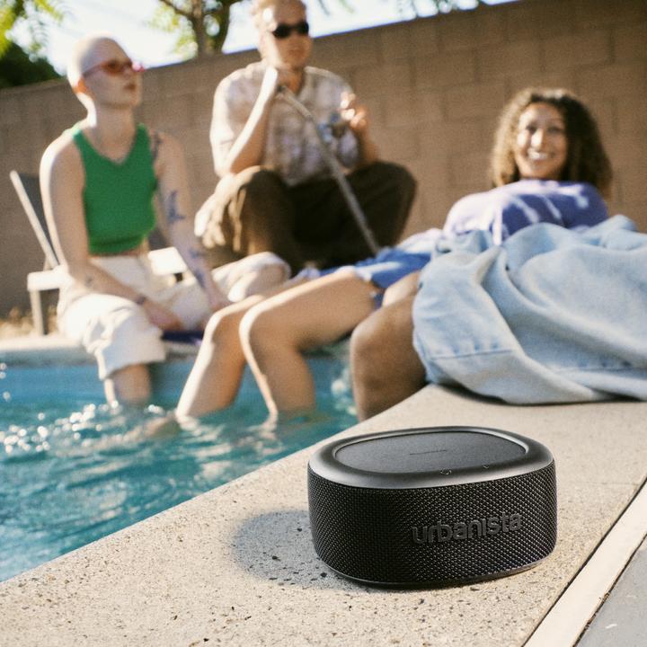 Produktbild Urbanista Malibu Desert Gray Tragbarer Bluetooth Lautsprecher mit Solarzelle (24 h, Solarenergie)