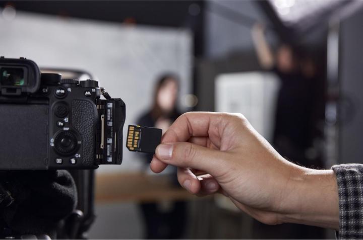 Actual product image Kingston Canvas React Plus (256 GB, SDXC, U3, UHS-II)