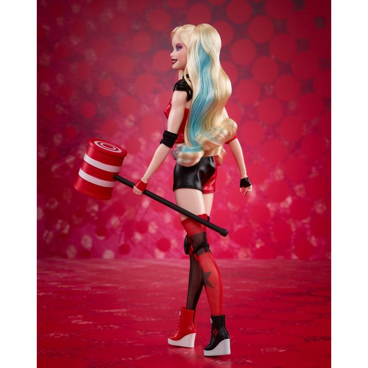 Actual product image Barbie Signature Harley Quinn Sammlerpuppe mit beweglichem Körper, ikonischem Outfit und Schlägel