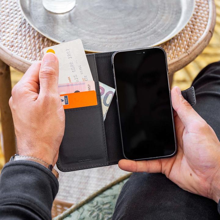 Produktbild Accezz Premium Leather 2 in 1 Wallet Bookcase iPhone SE (2022 / 2020) / 8 / 7 / 6(s) - Zwart (Apple iPhone 6s, Apple iPhone SE (3rd Gen), Apple iPhone SE (2nd Gen), Apple iPhone 6, Apple iPhone 8, Apple iPhone 7)
