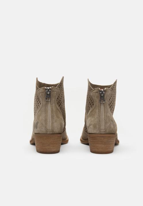 Actual product image Felmini The ankle boot made from soft leather stands out with its beautiful stamped pattern. This (40)