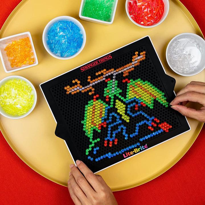 Image du produit Netflix Stranger Things Lite Brite jeu (Anglais)