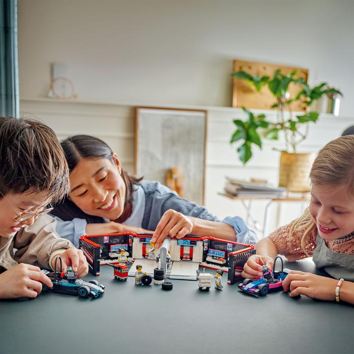 Produktbild LEGO F1 Garage mit Mercedes-AMG & Alpine Rennautos (60444, LEGO City)
