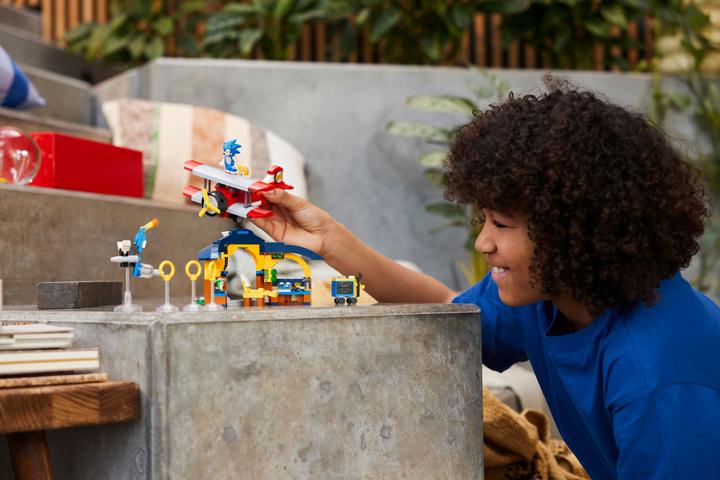 Actual product image LEGO Tails' tornado plane with workshop (76991, LEGO Sonic)