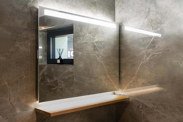 Produktbild Schneider ARANGA LED Lichtspiegel, mit Spiegelheizung und Steckdose, 515x48x700mm, Lichtbänder oben