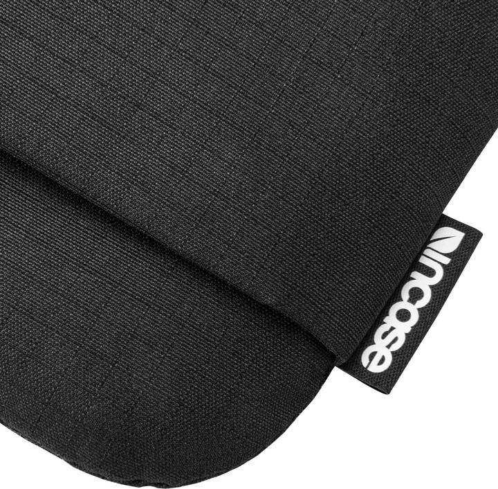 Actual product image Incase Go (16", Apple)