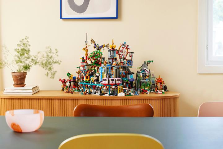 Actual product image LEGO 80054 5th anniversary of Megapolis City (80054, LEGO Monkie Kid)