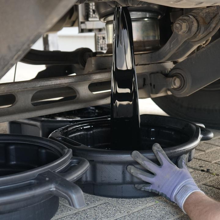 Produktbild Wiltec Ölauffangwanne 15l Ø 45cm Ausgiesser Ölwanne Ölwechsel Ölauffangbehälter Motoröl