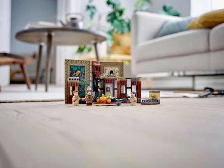 Actual product image LEGO Hogwarts Moment: Herbology Lesson (76384, LEGO Harry Potter)