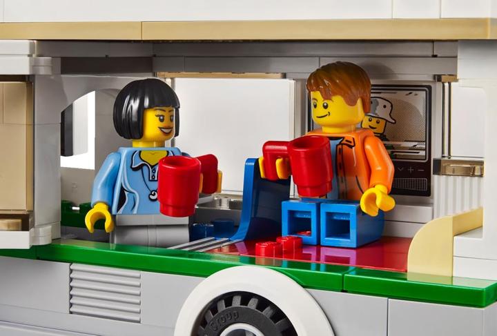 Actual product image LEGO City camper van with canoe (60057, LEGO City)