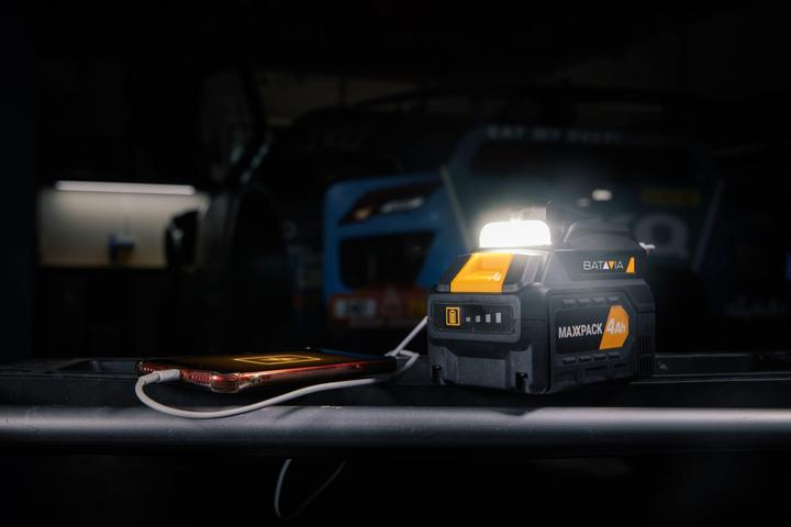 Actual product image Batavia 18V USB battery adapter (2x) + torch (18 V)