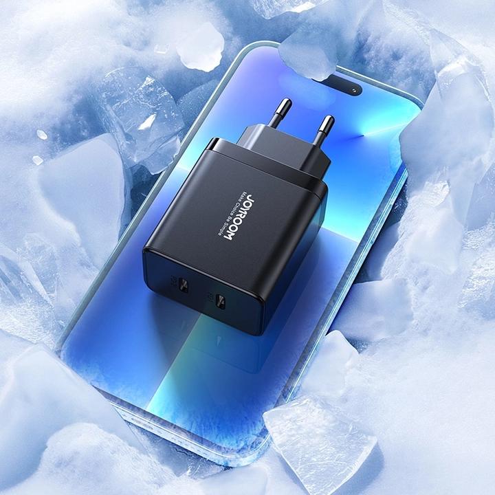 Actual product image Joyroom JR-TCF09 fast charger 2x USB-C 40W - black (40 W)