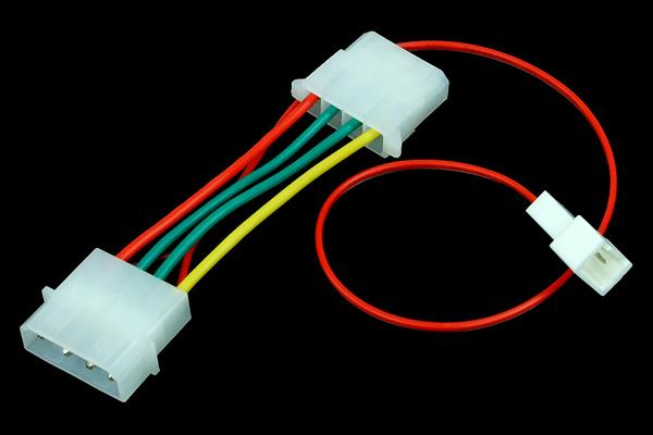 Actual product image Aquatuning Revoltec 3-pin to 4-pin voltage adapter