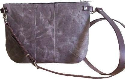 Only-Bags.Store Kleine braune, gewachste Canvas-Kreuztasche mit Reissverschluss und Lederriemen