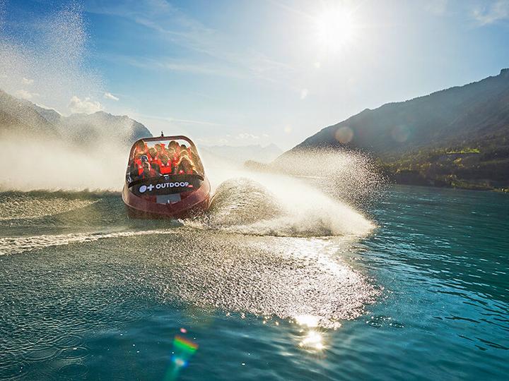 Produktbild Smartbox Outdoor-Spass in Interlaken: Familien-Jetboot-Tour mit Einweisung (4 Pers.)