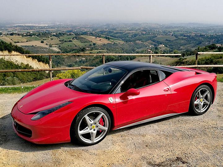 Produktbild Smartbox Aufregende Fahrt in einem Ferrari F458 Italia durch die Strassen von Maranello mit Erinnerungsvideo (1 Pers.)