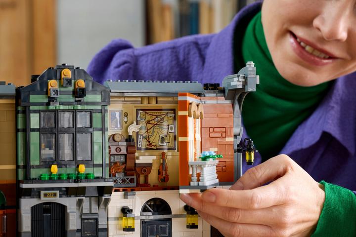 Actual product image LEGO Sherlock Holmes: Book Nook (10351, LEGO Icons)
