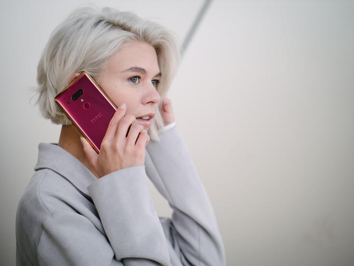 Actual product image HTC U12+ (64 GB, Flame Red, 6", Hybrid Dual SIM, 12 Mpx, 4G)