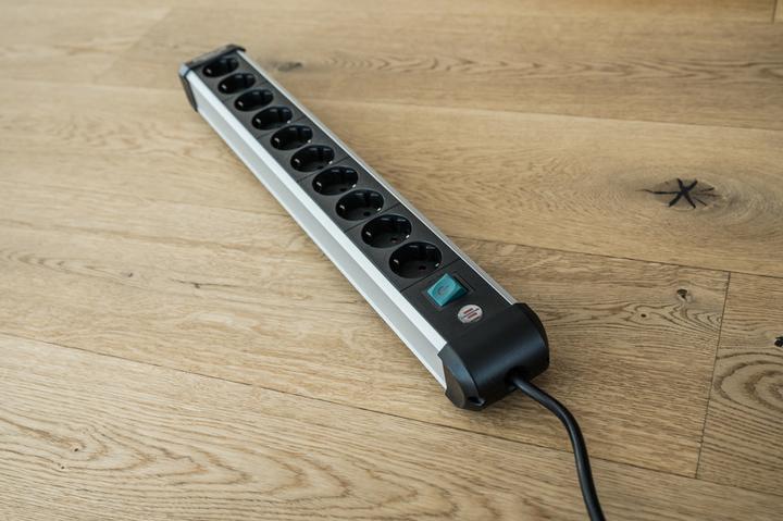 Immagine prodotto Brennenstuhl 1391030000 Presa multipla con interruttore contatto di protezione nero-argento 1pc. (10 x, CEE 7/3, 3 m)