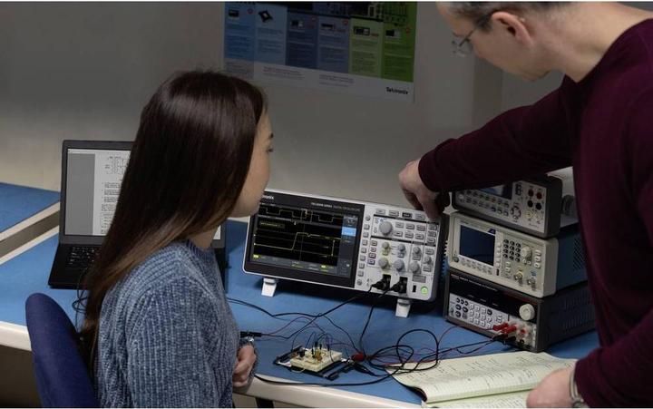 Actual product image Tektronix TBS2202B Digital oscilloscope 200MHz 2 GSa/s 8 Bit 1pc.