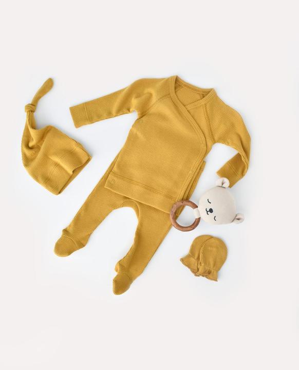 BabyCosy 4 Stk Set. Hose. T-shirt. Mütze. Fausthandschuhe