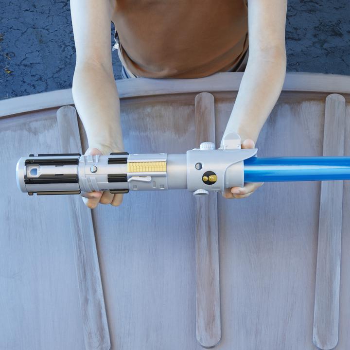 Produktbild Hasbro Lightsaber Forge Luke Skywalker