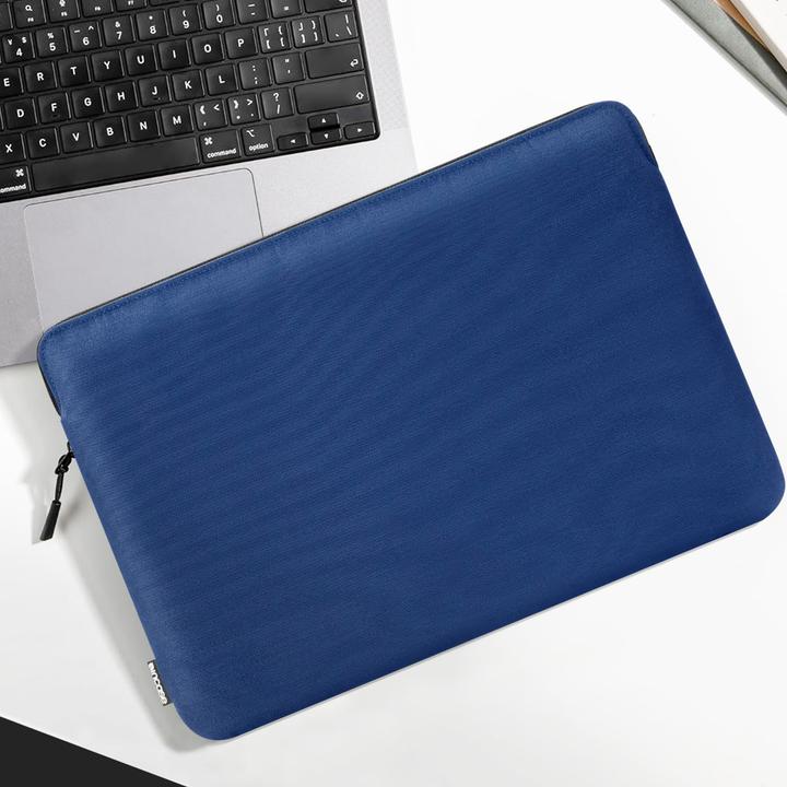 Actual product image Incase Go (16", Apple)