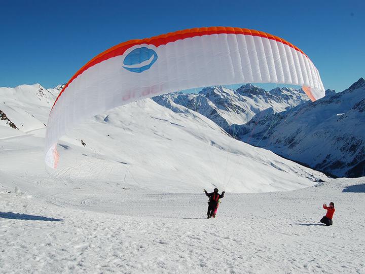 Produktbild Smartbox Fondue für 2 und Gleitschirmfliegen für 1 auf dem Jakobshorn (2 Pers.)