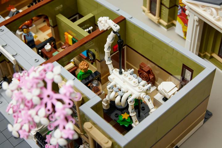 Actual product image LEGO Natural History Museum (10326, LEGO Icons)